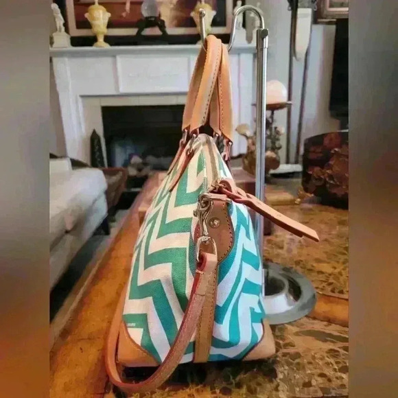 Dooney & Bourke Green Chevron pattern leather bag - Picture 4 of 12